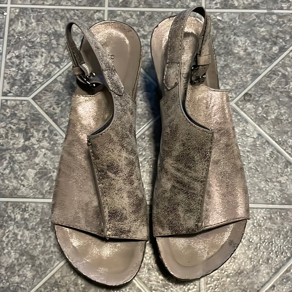 Silver wedge with ankle clap